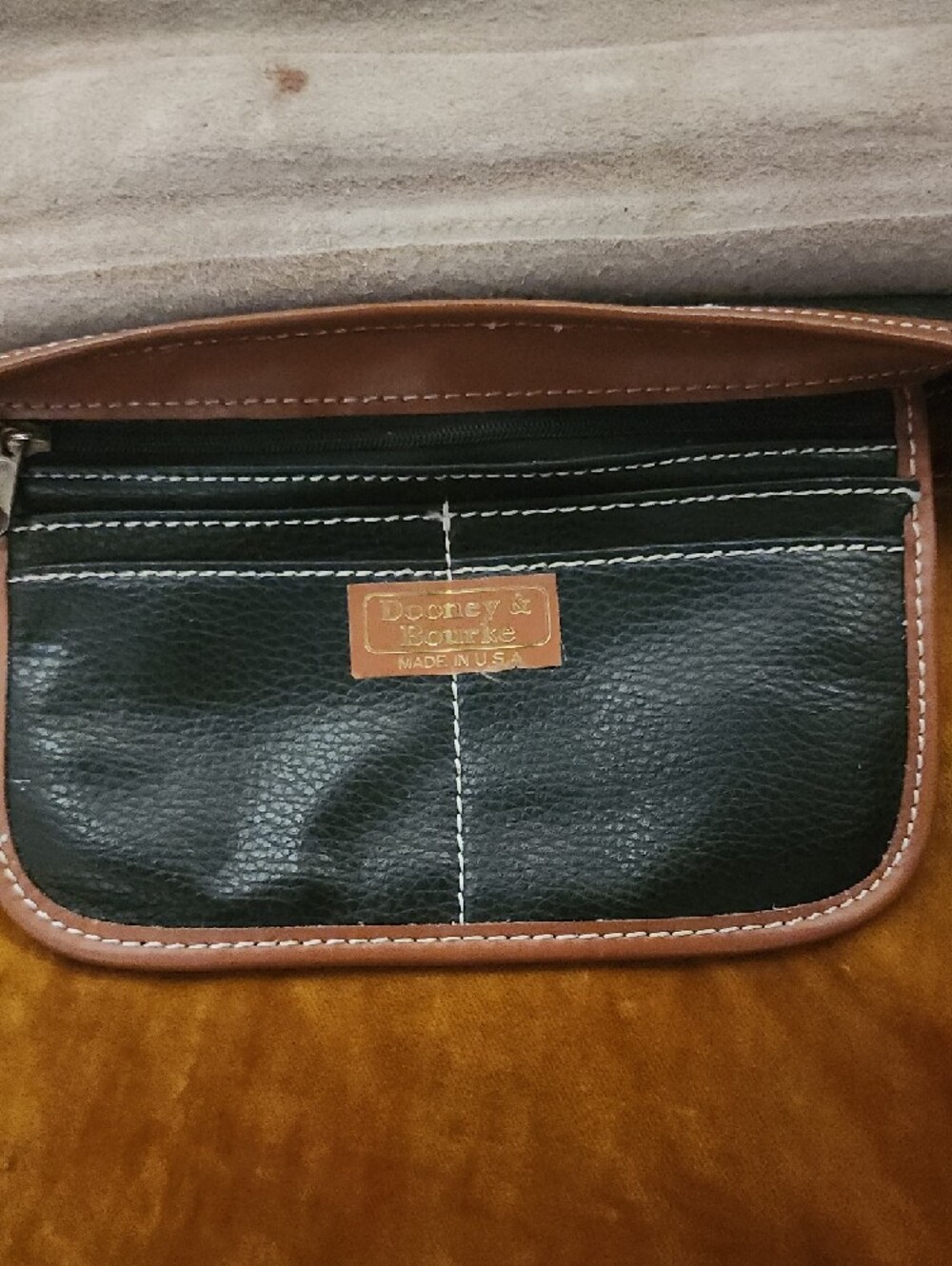 🤩SALE🤩 Vintage Black and Tan Dooney & Bourke Leather Satchel W/ Medallion - Picture 9 of 15